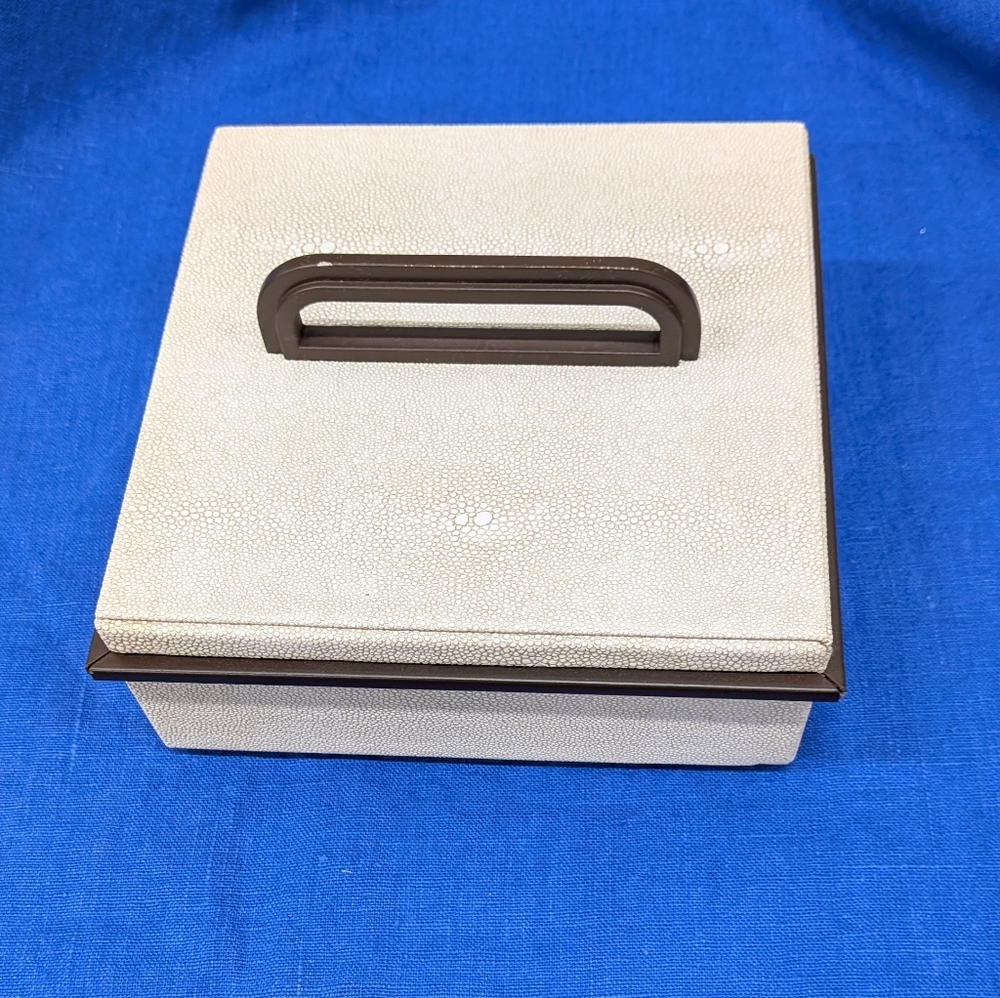 ADDISON ROSS Small Ecru Faux Shagreen Box. Excellent Condition - Picture 3 of 9